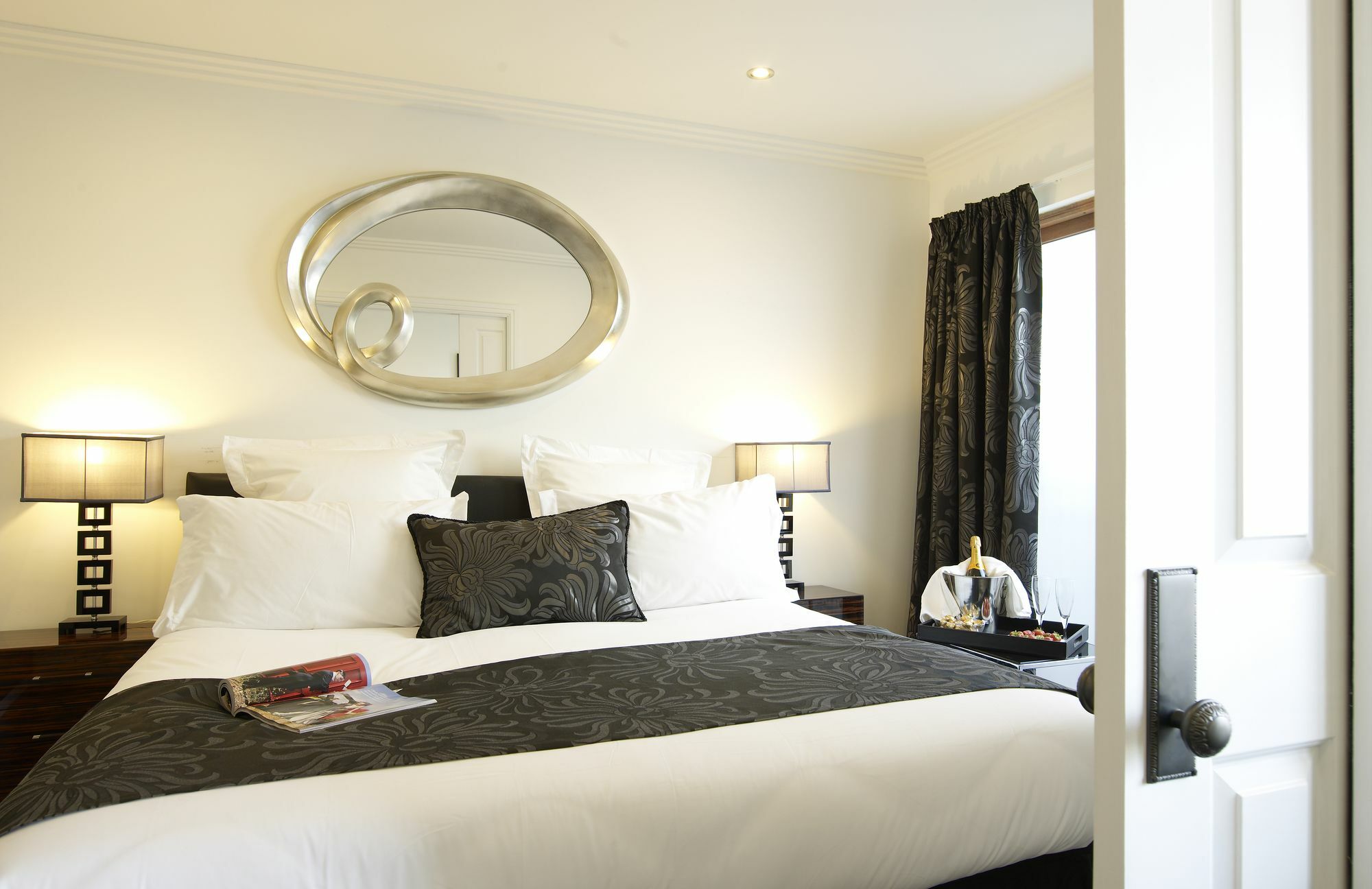 Strozzi Palace Suites By Mansley Cheltenham Extérieur photo